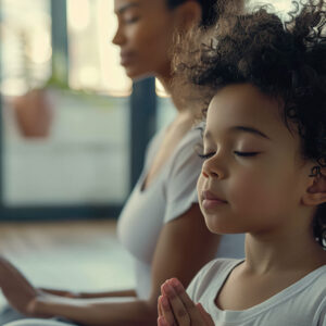 Criança praticando meditação: prática em crianças pode ser benéfica em varios âmbitos do desenvolvimento. Foto Reprodução: Freepik