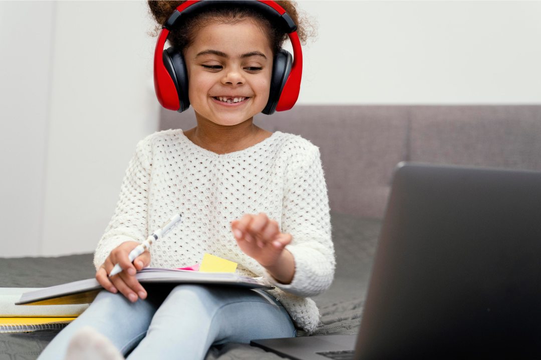 Menina assistindo aula online. Como Funcionam as Aulas Individuais no Kidsa?Foto Reprodução: Freepik