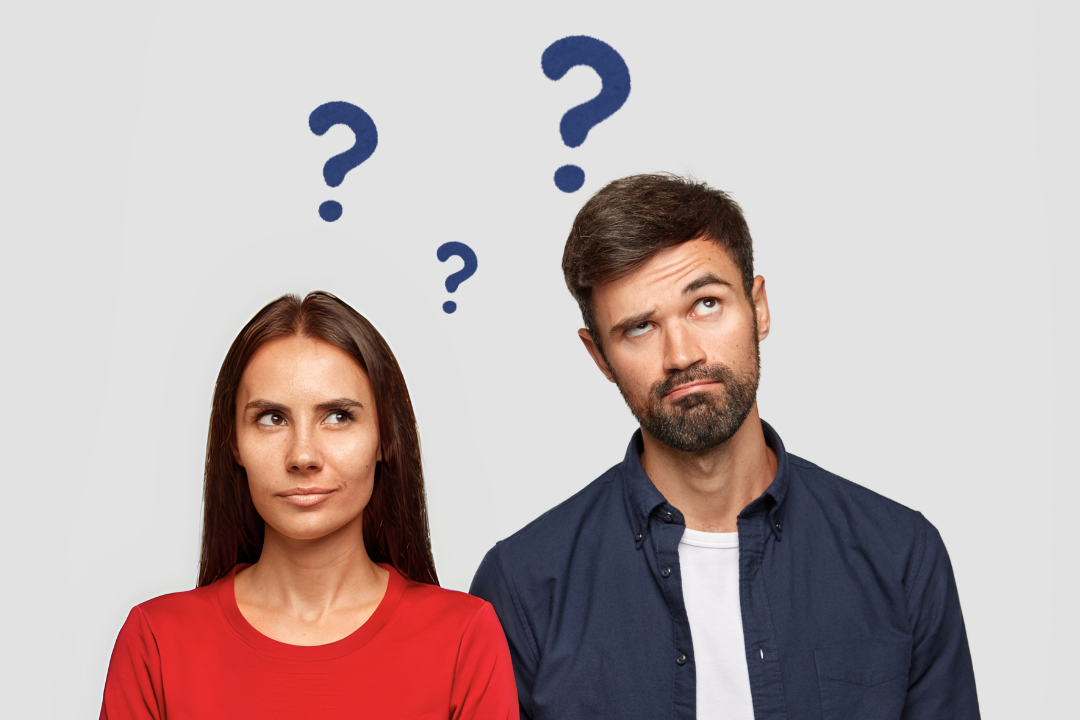 Pais pensativos com dúvida. 5 erros comuns ao escolher um curso de inglês para crianças. Foto Reprodução: Freepik