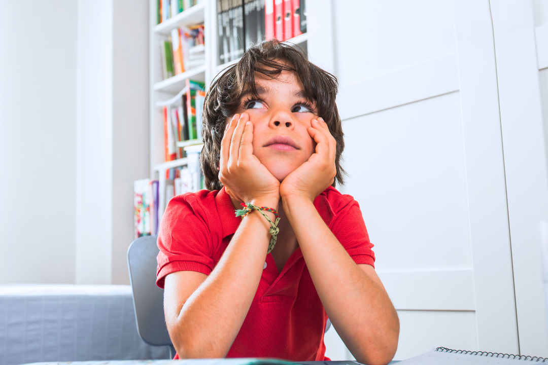 Menino triste sem querer estudar. Como lidar com a resistência das crianças ao aprender inglês? Foto Reprodução Freepik