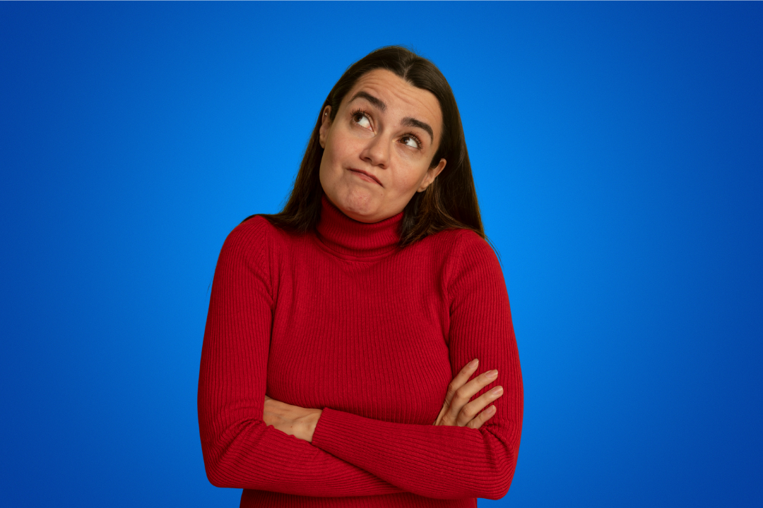 Mãe com dúvida e pensativa. O que procurar em um curso de inglês para crianças? Foto Reprodução: Freepik.