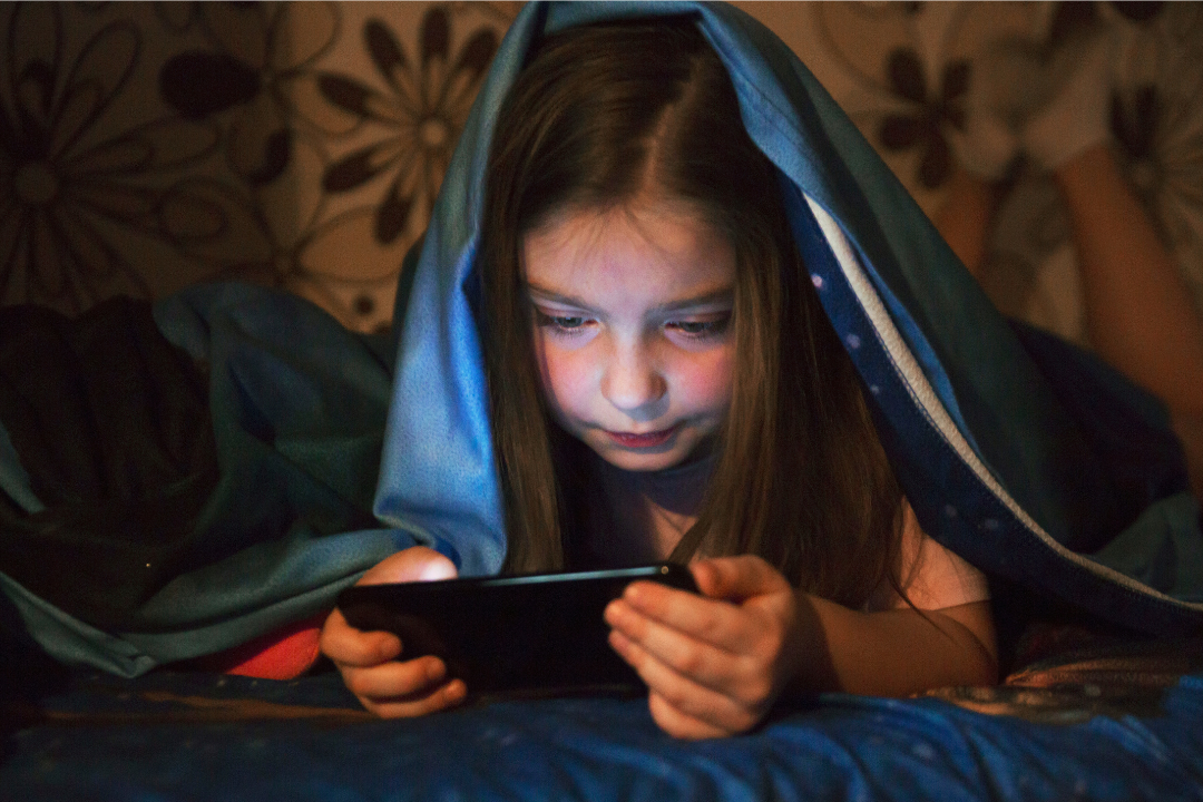 Menina navegando na internet. Cyberbullying: como proteger nossas crianças? Foto/Reprodução: Freepik.