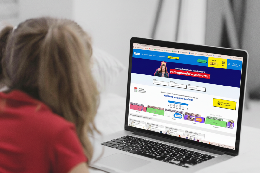 Menina em frente ao computador acessando a plataforma do Kidsa. Como é estudar inglês no Kidsa? Foto Reprodução: Freepik/Plataforma Kidsa.
