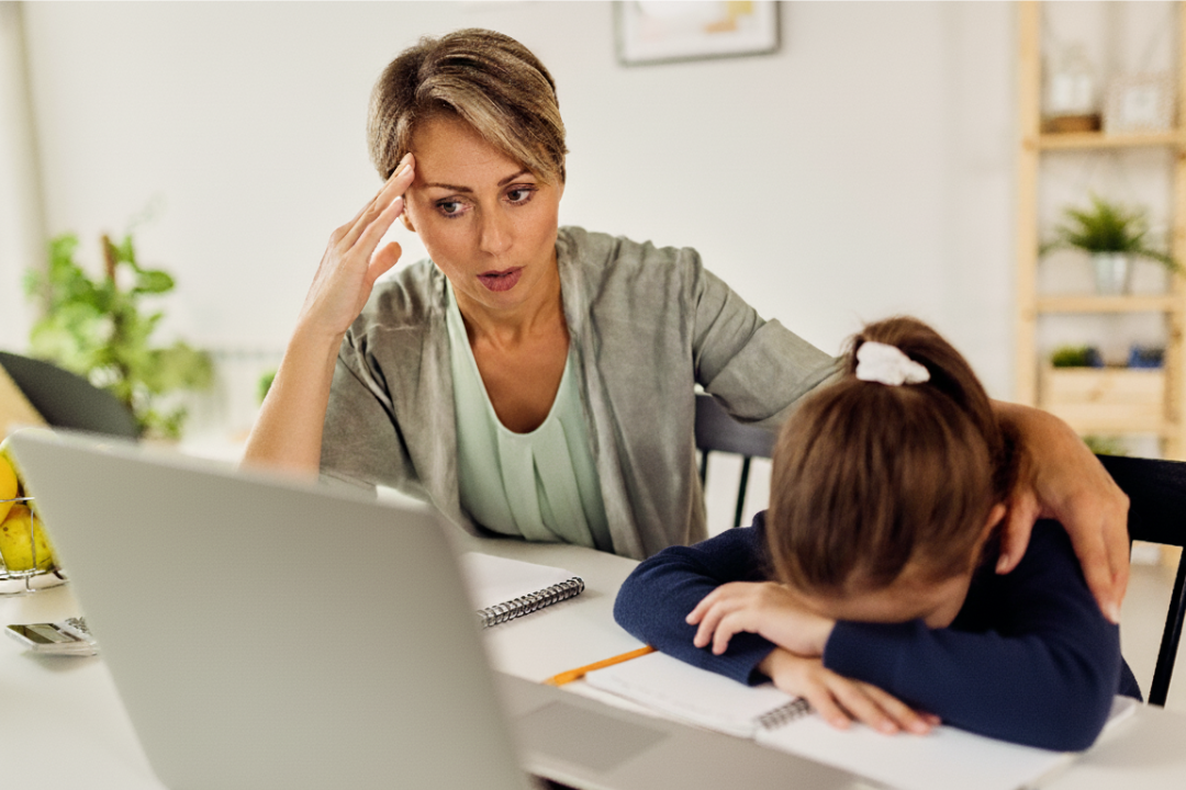 Mãe preocupada tentando ensinar inglês a filha. Maternidade real: Lidando com a culpa de não ensinar inglês em casa. Foto/Reprodução: Freepik.
