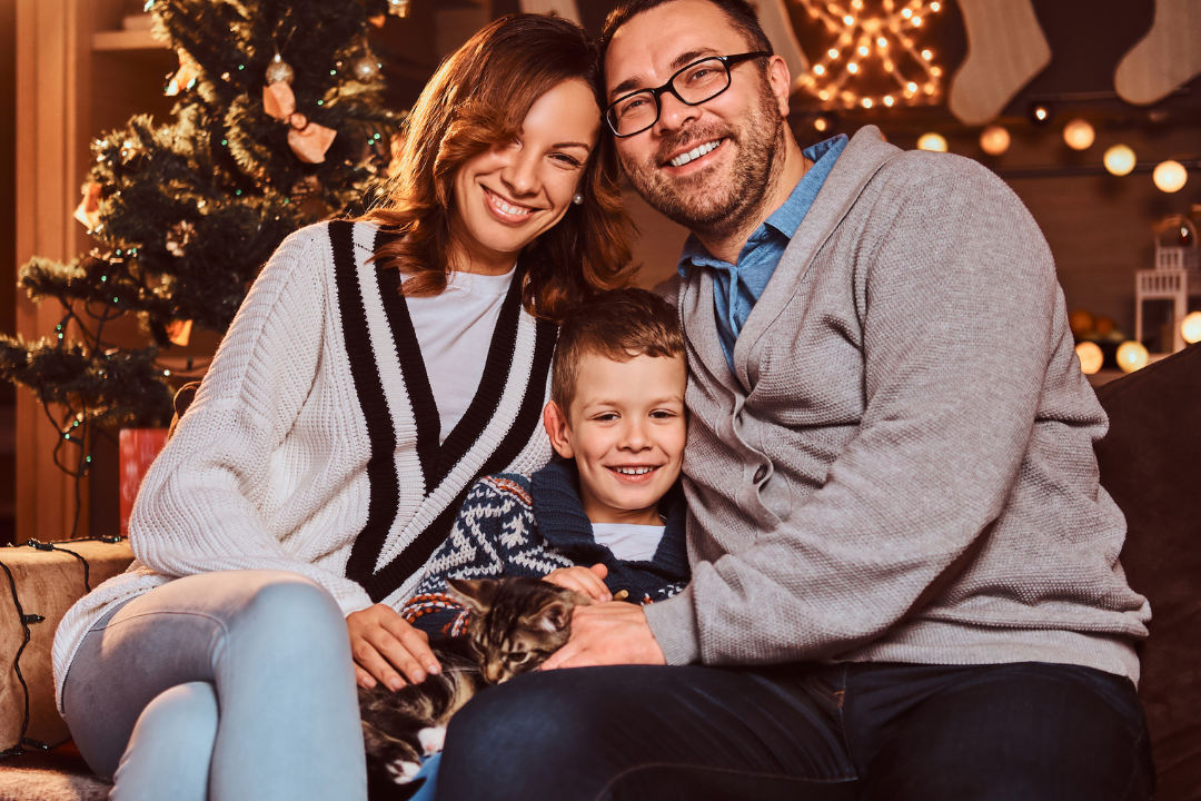 Família reunida para o Natal. Atividades em família para ensinar inglês no Natal. Foto/Reprodução: Freepik.