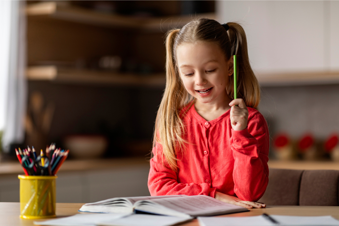 Menina estudando em casa. É preciso ser fluente em inglês para criar um filho bilíngue? Foto/Reprodução: Freepik.