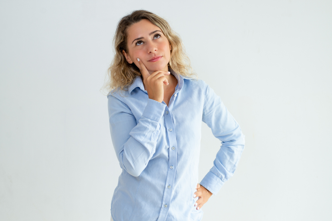 Mãe pensativa. As 10 perguntas mais comuns sobre o Kidsa respondidas! Foto/Reprodução: Freepik.