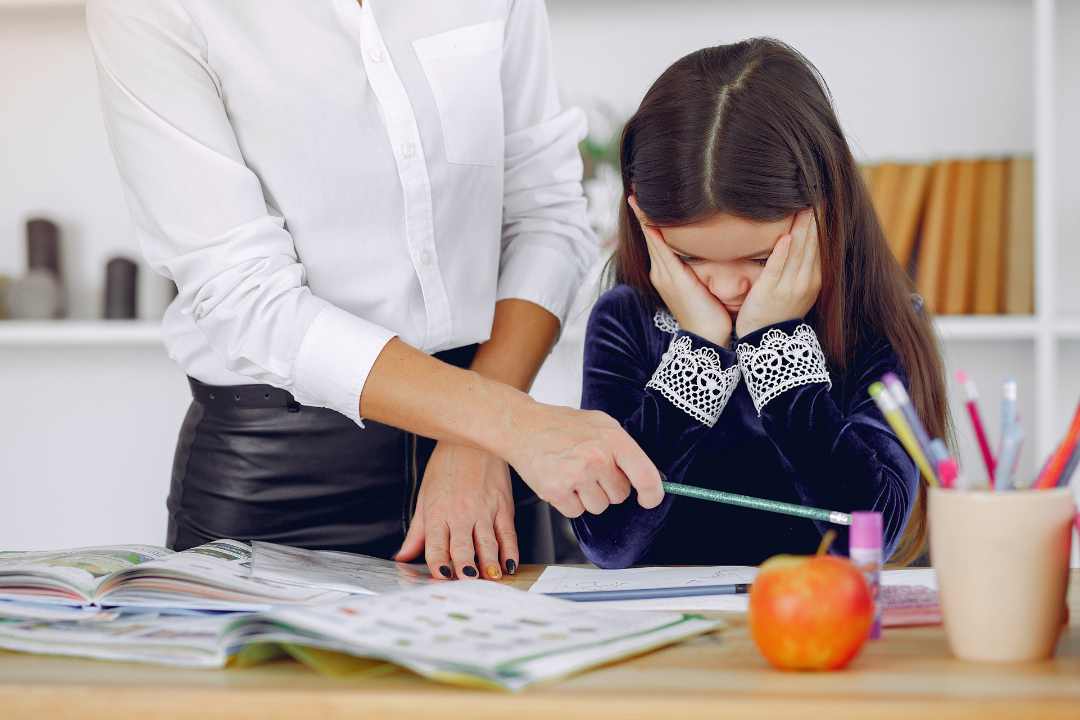 Menina desanimada ao estudar sendo pressionada. Por que punição e cobrança não funcionam (nem no inglês)? Foto/Reprodução: Freepik.