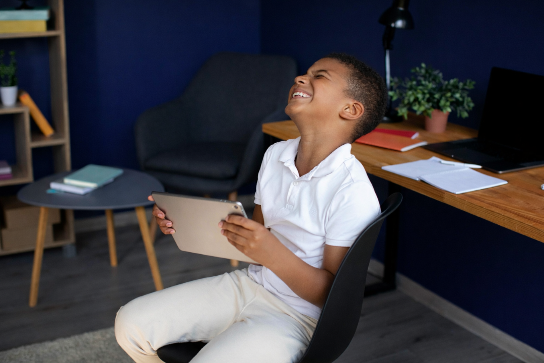 Menino feliz em ambiente de estudo. Como apoiar o aprendizado do seu filho sem pressão? Foto/Reprodução: Freepik.