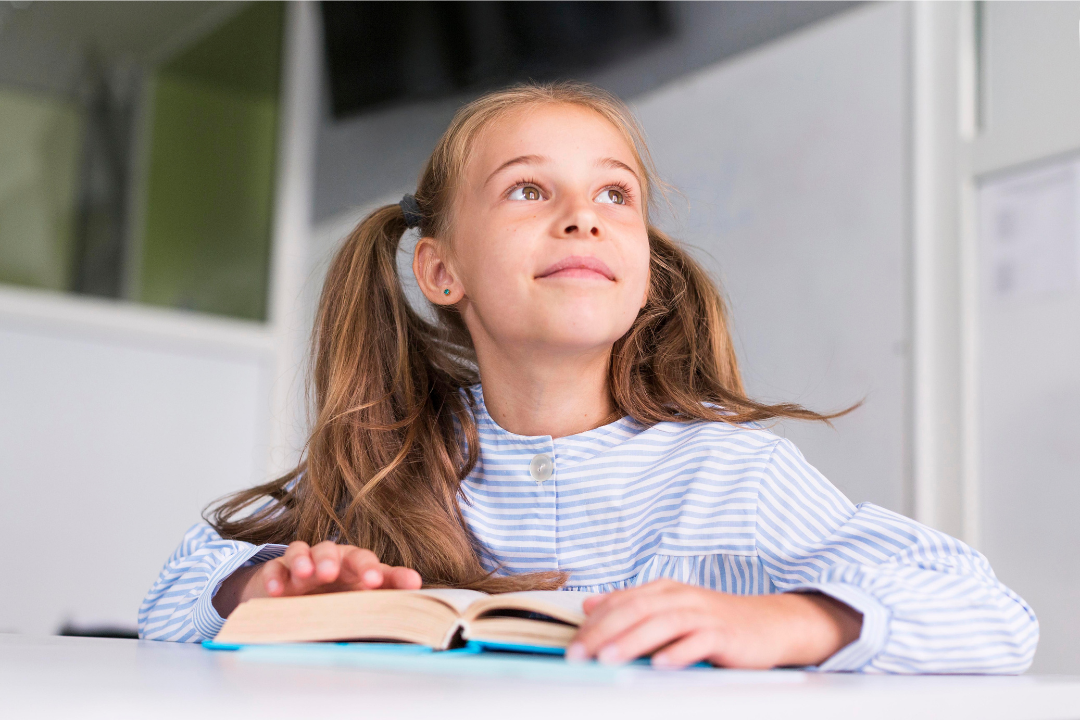 Menina com um livro olhando para um ponto fixo. Inglês na infância atrapalha o português? Foto/Reprodução: Freepik.