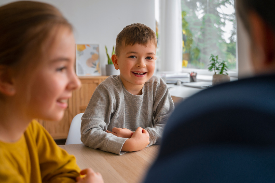 Crianças conversando juntas. Por que repetir palavras ajuda a aprender inglês? Foto/Reprodução: Freepik.