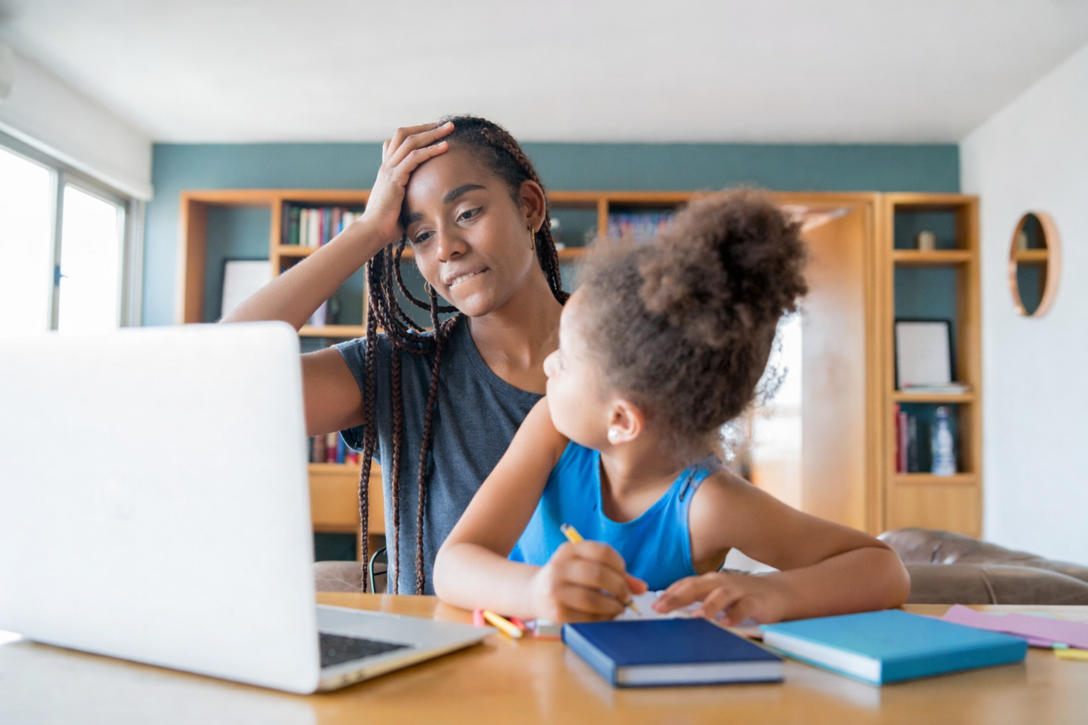 Mãe preocupada enquanto ensina a filha. Como estimular o inglês da criança mesmo sem falar inglês? Foto/Reprodução: Freepik.