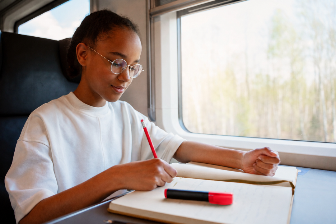 Menina estudando tranquilamente. Inglês para adolescentes: como sair do básico mais rápido e ganhar fluência? Foto/Reprodução: Freepik. 