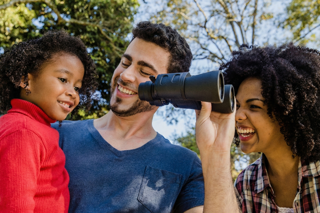 Família ao ar livre aproveitando as férias. Férias em família: Atividades em Inglês que fortalecem os laços familiares. Foto/Reprodução: Freepik.
