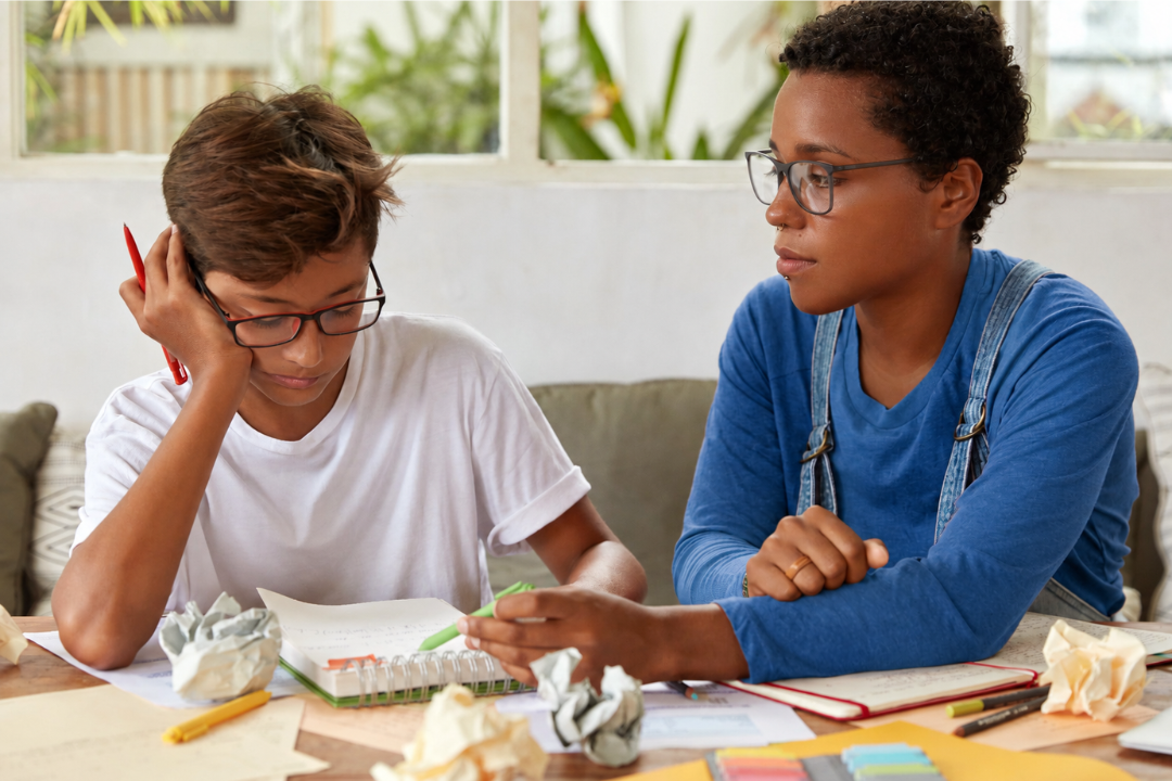 Mãe ensinando filho adolescente. 10 dicas de aprendizagem para TDAH: estratégias para crianças e adolescentes aprenderem melhor! Foto/Reprodução: Freepik e Chat GPT.