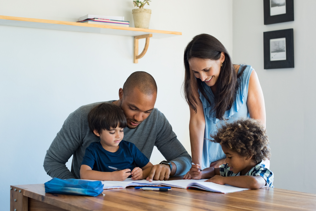 Pais ajudando filhos a fazerem atividade de casa. Educação Positiva no aprendizado de inglês. Foto/Reprodução: Freepik.