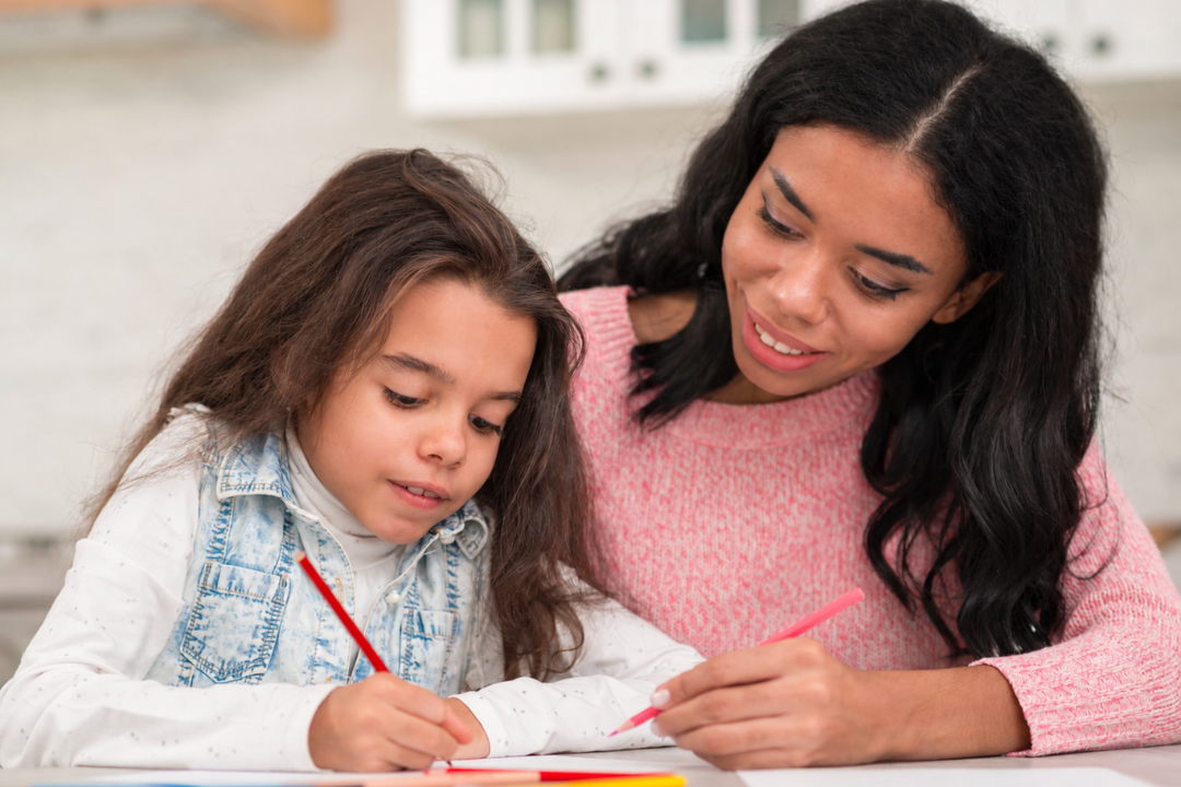 Criança aprendendo inglês e praticando sem medo de errar. Por que crianças precisam errar para aprender inglês? Entenda! Foto/Reprodução: Freepik