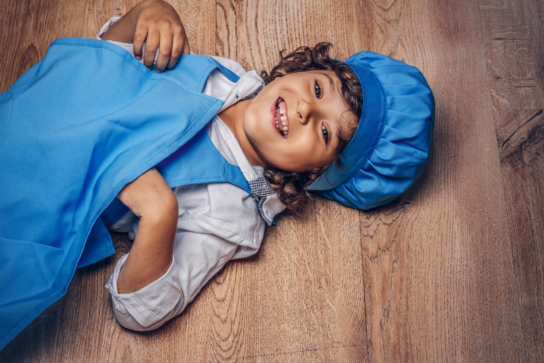 Menino feliz vestindo roupa de cozinheiro. 10 atividades lúdicas para ensinar inglês para crianças. Foto/Reprodução: Freepik.