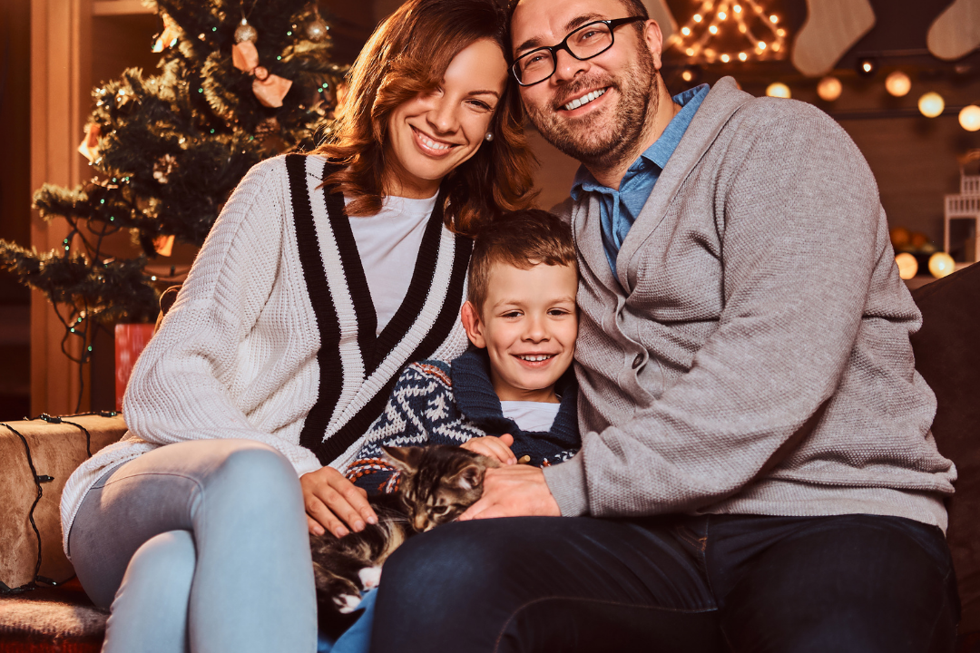 Família reunida para o natal. Atividades para ensinar inglês no Natal. Foto/Reprodução: Freepik.