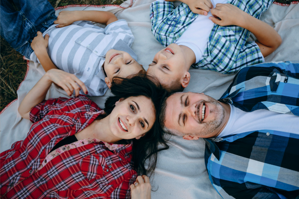 Família reunida e feliz. 7 atividades em inglês para aprender nas férias. Foto/Reprodução: Freepik.