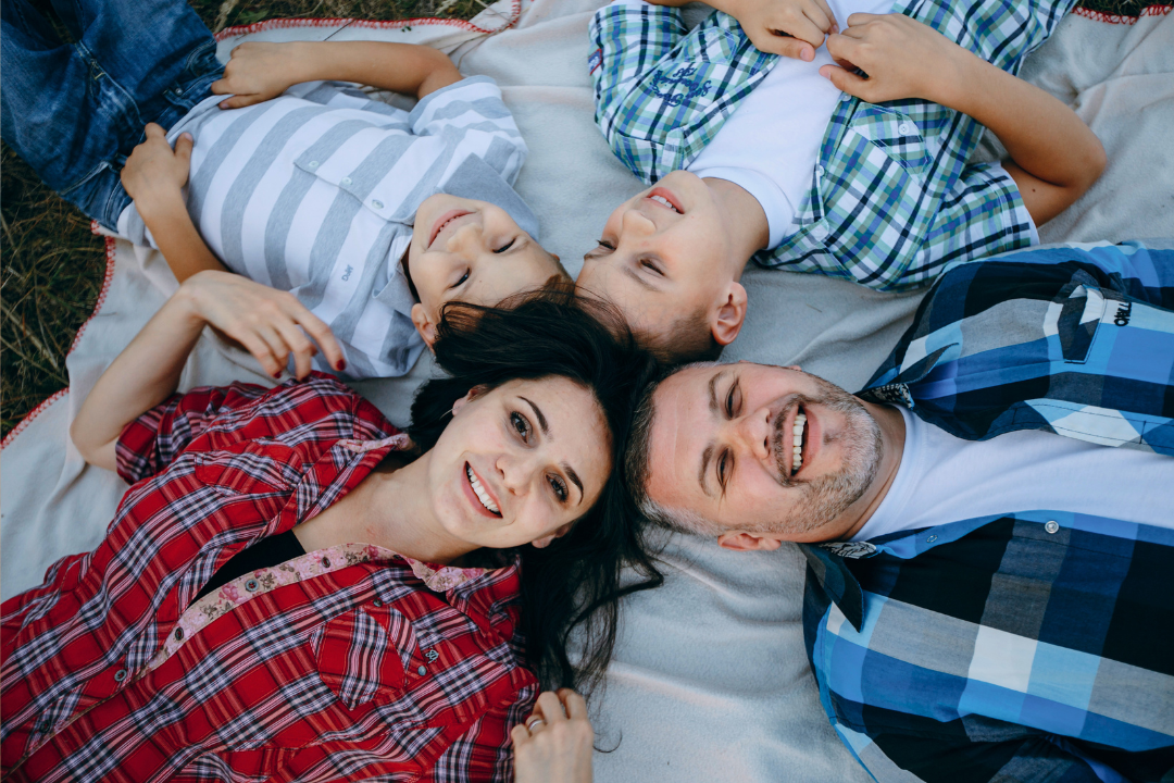 Família reunida e feliz. 7 atividades em inglês para aprender nas férias. Foto/Reprodução: Freepik.