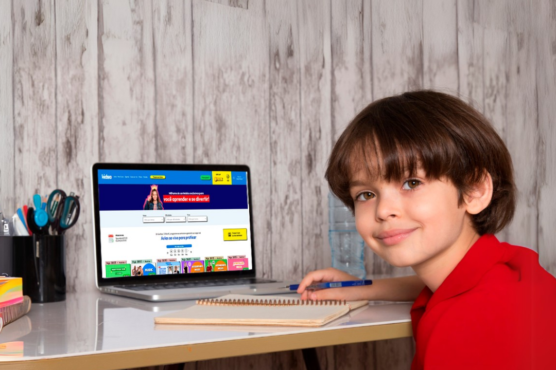 Menino acessando a plataforma Kidsa. Plataforma Kidsa: Como funciona? Foto/Reprodução: Freepik e Canva.