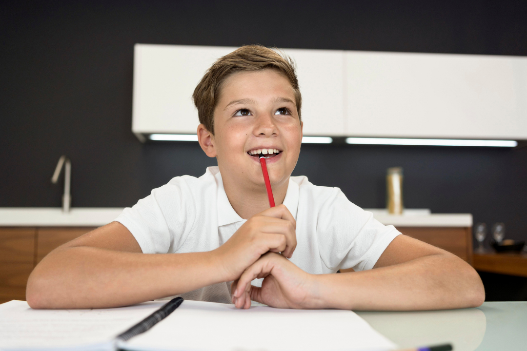 Menino animado pensando. Como manter a motivação para aprender inglês? Foto/Reprodução: Freepik.