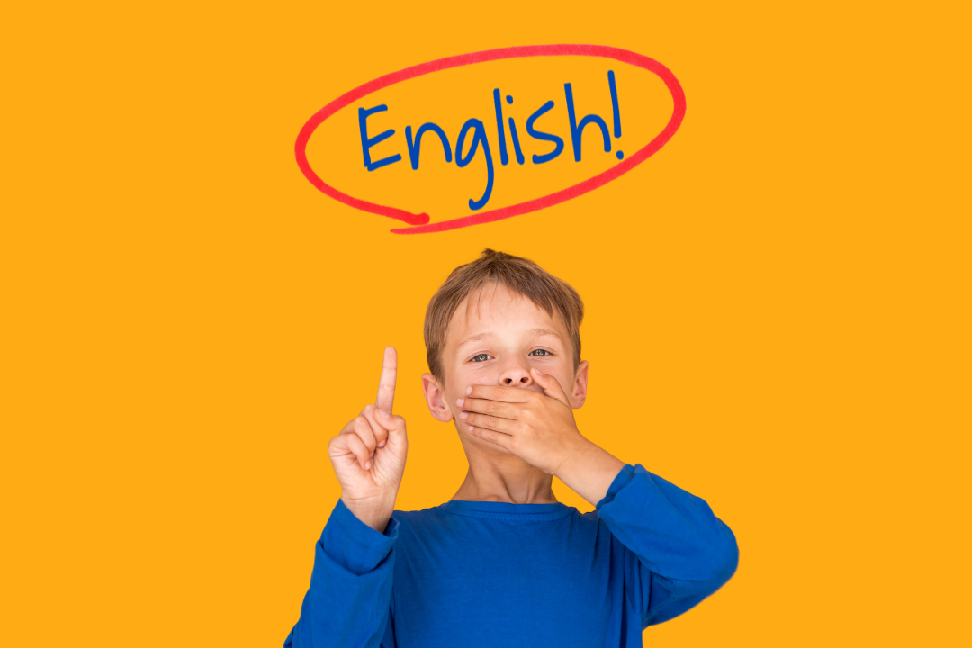 Menino com a mão na boca apontando para a palavra "english". Meu filho entende inglês, mas não fala: por que isso acontece? Foto/Reprodução: Freepik.