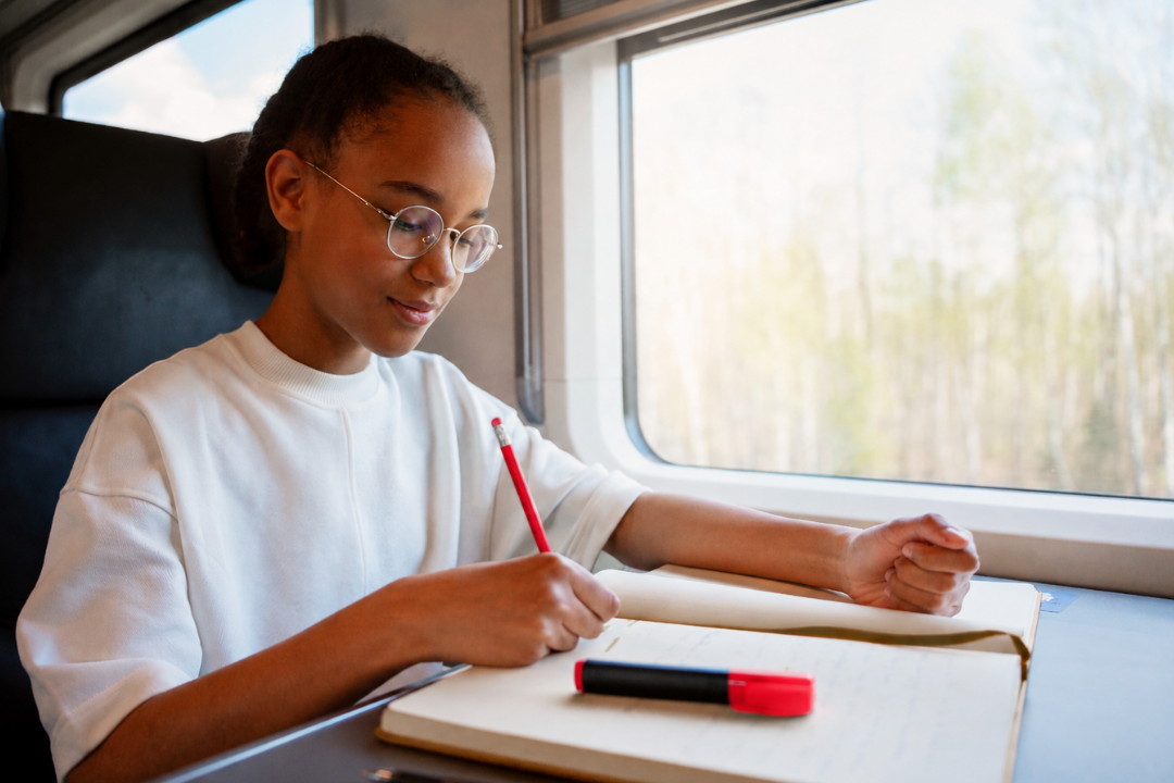 Menina estudando tranquilamente. Inglês para adolescentes: como sair do básico mais rápido e ganhar fluência? Foto/Reprodução: Freepik.
