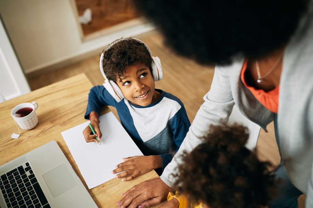 Menino desenvolvendo habilidades. 5 habilidades que o inglês desenvolve nas crianças. Foto/Reprodução: Freepik.