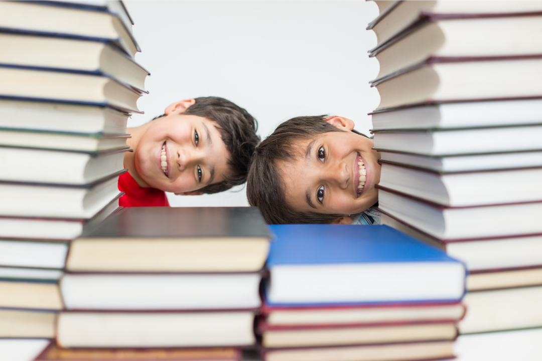 Crianças e livros. Atividades extracurriculares que aceleram o inglês. Foto/Reprodução: Freepik.
