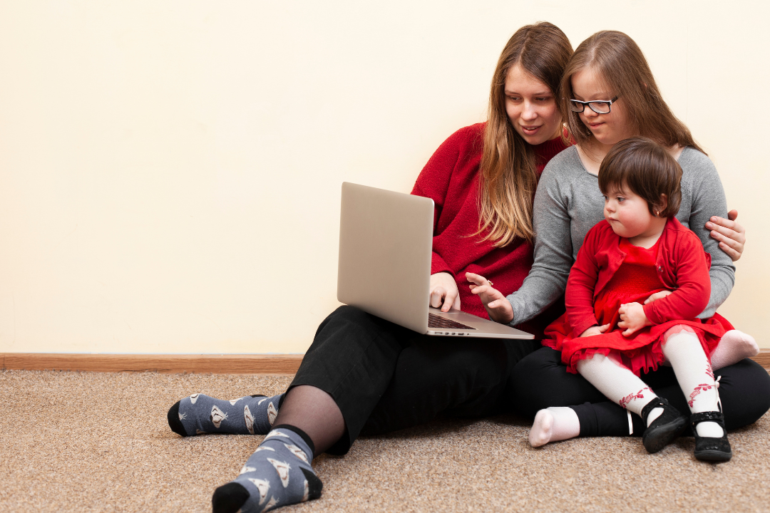 Mãe e filhas utilizando o computador. Como criar uma rotina de inglês em família? Foto/Reprodução: Freepik.