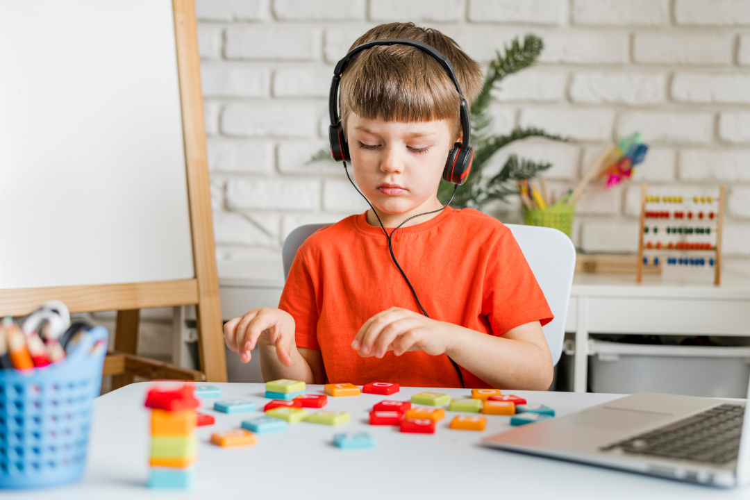 Menino concentrado em atividade. Autismo e aprendizado de idiomas: estratégias que ajudam crianças com TEA a aprender inglês? Foto/Reprodução: Freepik.
