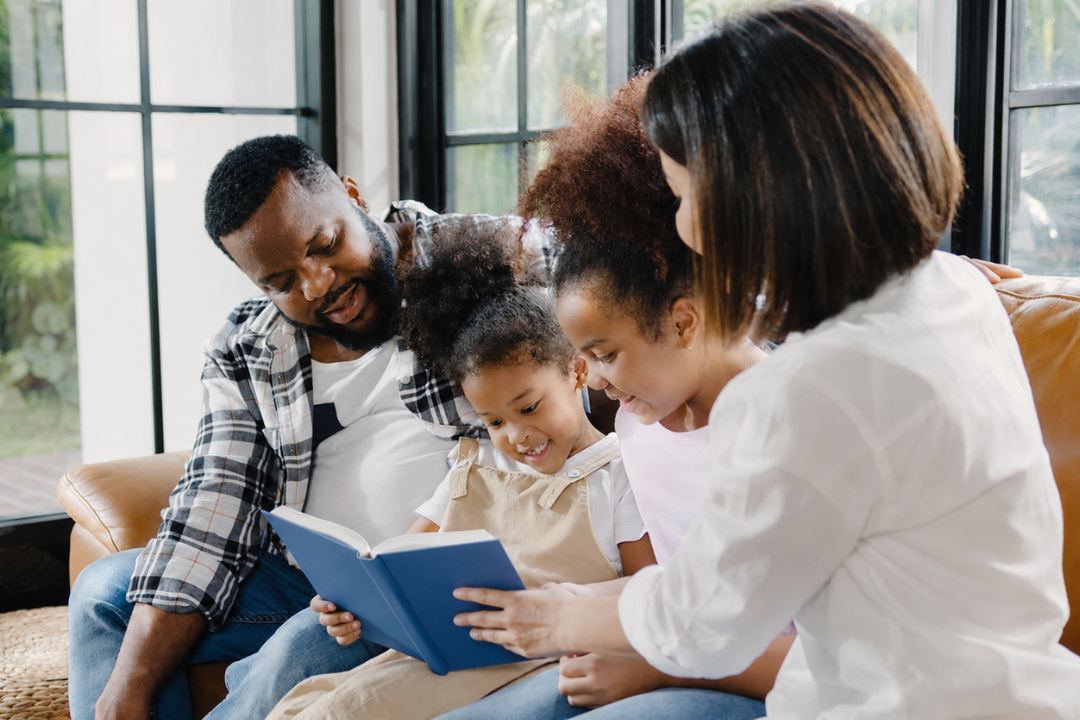 Família praticando pequenos hábitos de inglês durante o dia com crianças em casa. Como criar pequenos hábitos de inglês durante o dia. Foto/Reprodução: Freepik/ChatGPT.