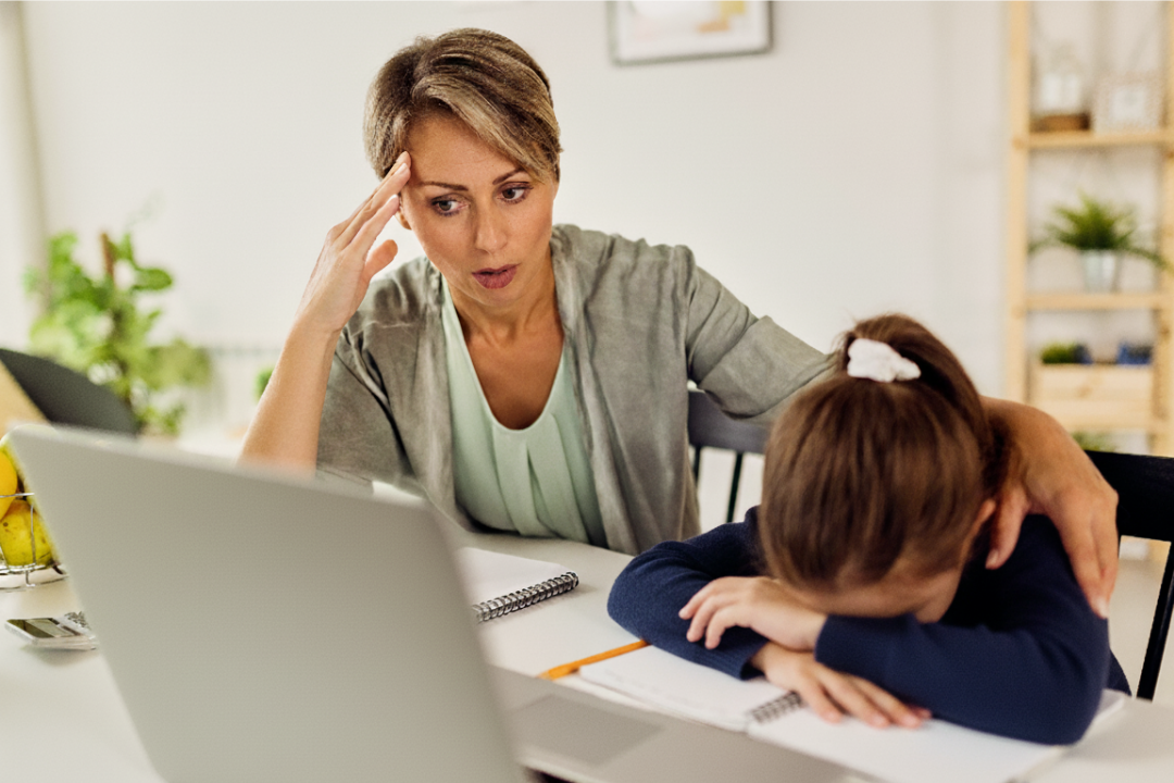 Mãe preocupada tentando ensinar inglês para a filha. Maternidade real: Lidando com a culpa de não ensinar inglês em casa. Foto/Reprodução: Freepik.