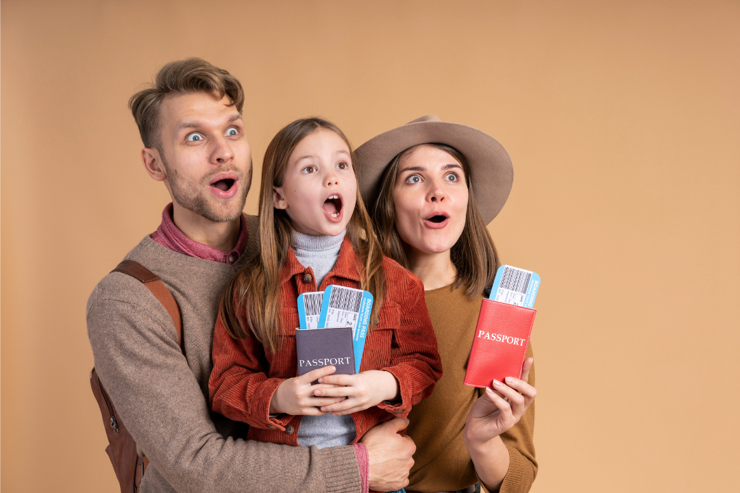 Família ansiosa e surpresa segurando passaportes. Viagem de férias: palavras e frases em inglês para ensinar às crianças. Foto/Reprodução: Freepik.