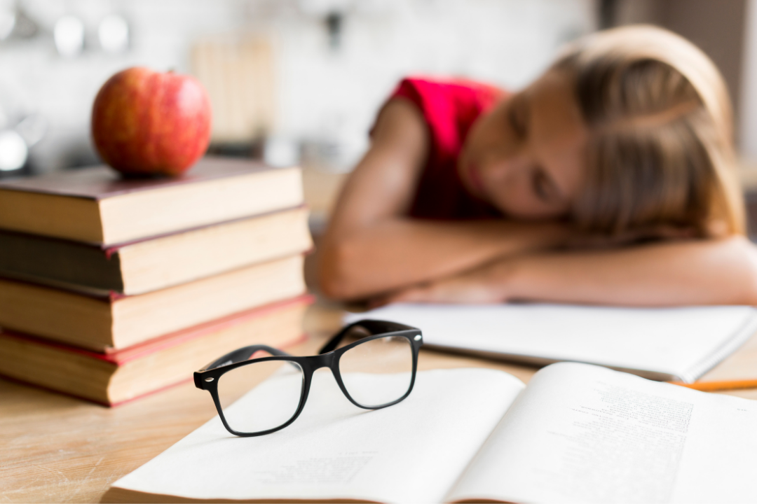Criança entediada ao estudar. Por que o ensino tradicional de inglês não funciona para crianças pequenas? Foto/Reprodução: Freepik.
