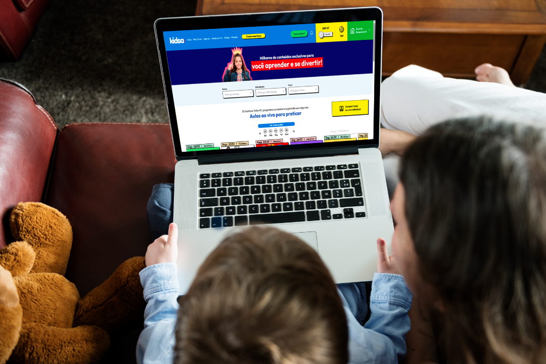 Mãe e filho acessando a plataforma do Kidsa. Bastidores do método Kidsa: como transformamos o aprendizado de inglês em pura diversão? Foto/Reprodução: Freepik e Canva.