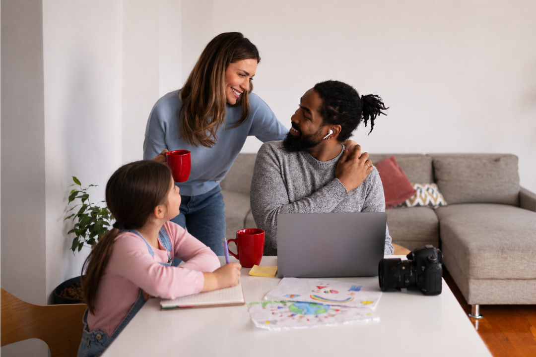 Família reunida e feliz realizando atividades juntos. Como criar um ambiente bilíngue dentro de casa? Dicas para estimular o inglês no dia a dia! Foto/Reprodução: Freepik e Chat GPT.