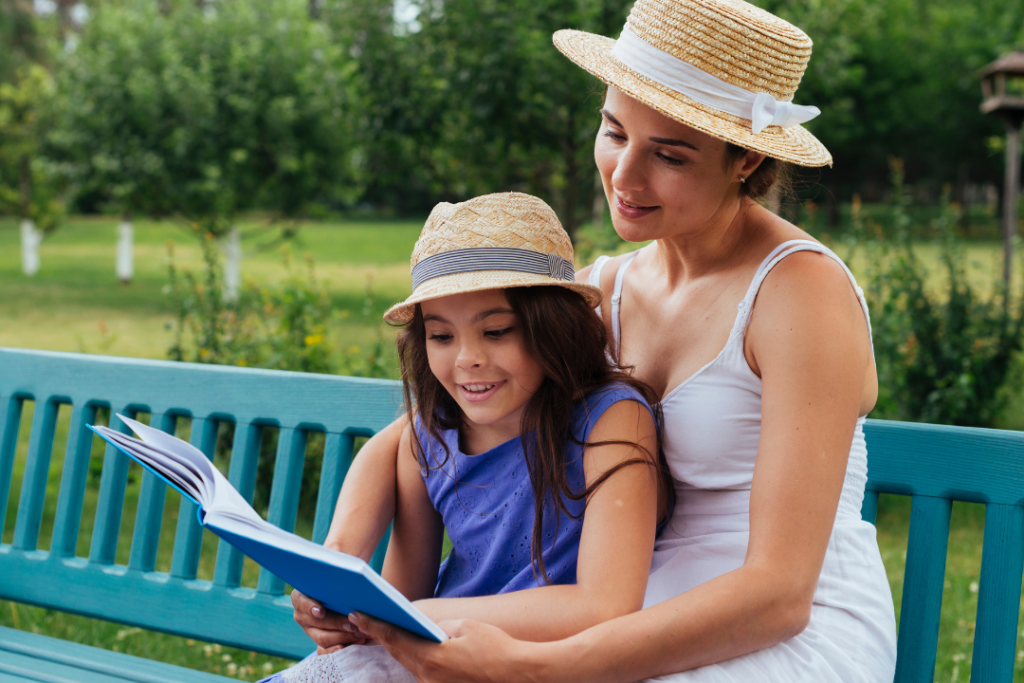 Mãe e filha lendo diário juntas. Diário de viagem em inglês: como incentivar crianças a aprender durante as férias. Foto/Reprodução: Freepik.