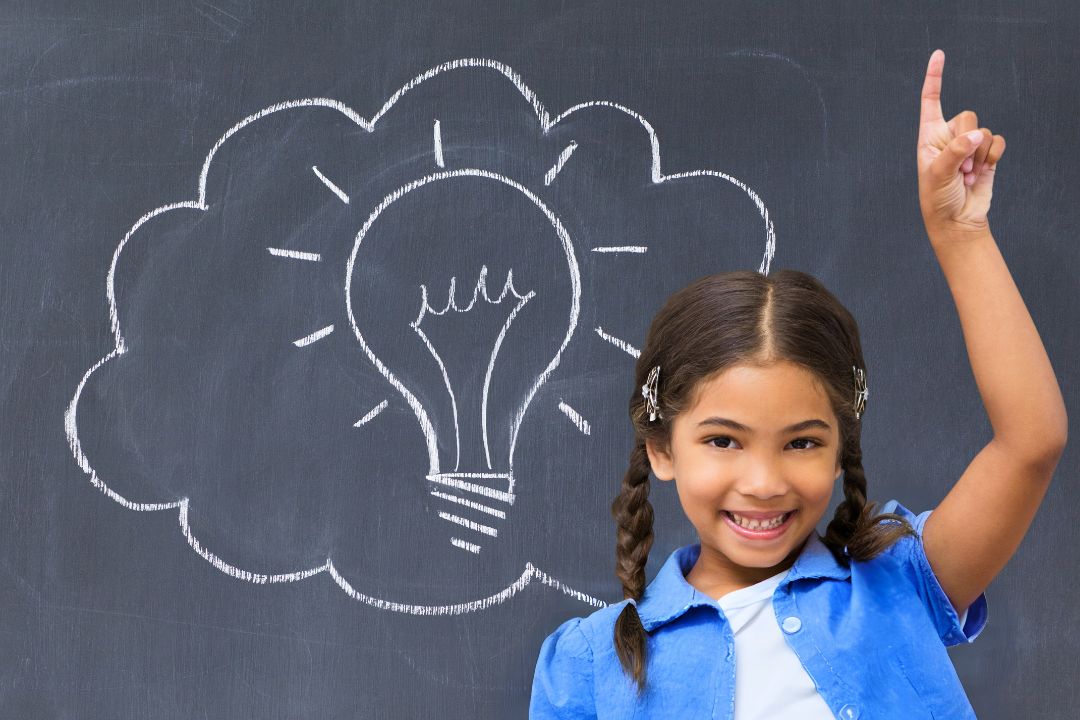 Menina com mão levantada e feliz. Como manter a motivação das crianças no estudo do inglês? Foto/Reprodução: Freepik.