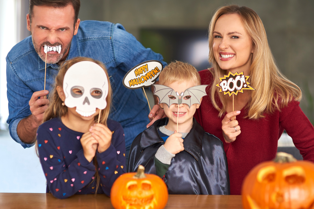 Família feliz com acessórios e Halloween. Atividades para ensinar inglês no Halloween. Foto/Reprodução: Freepik.