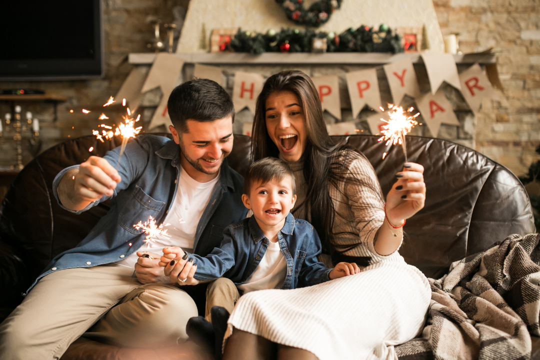 Família comemorando o ano novo. Ano Novo pelo mundo: conheça as diferentes comemorações. Foto/Reprodução: Freepik.
