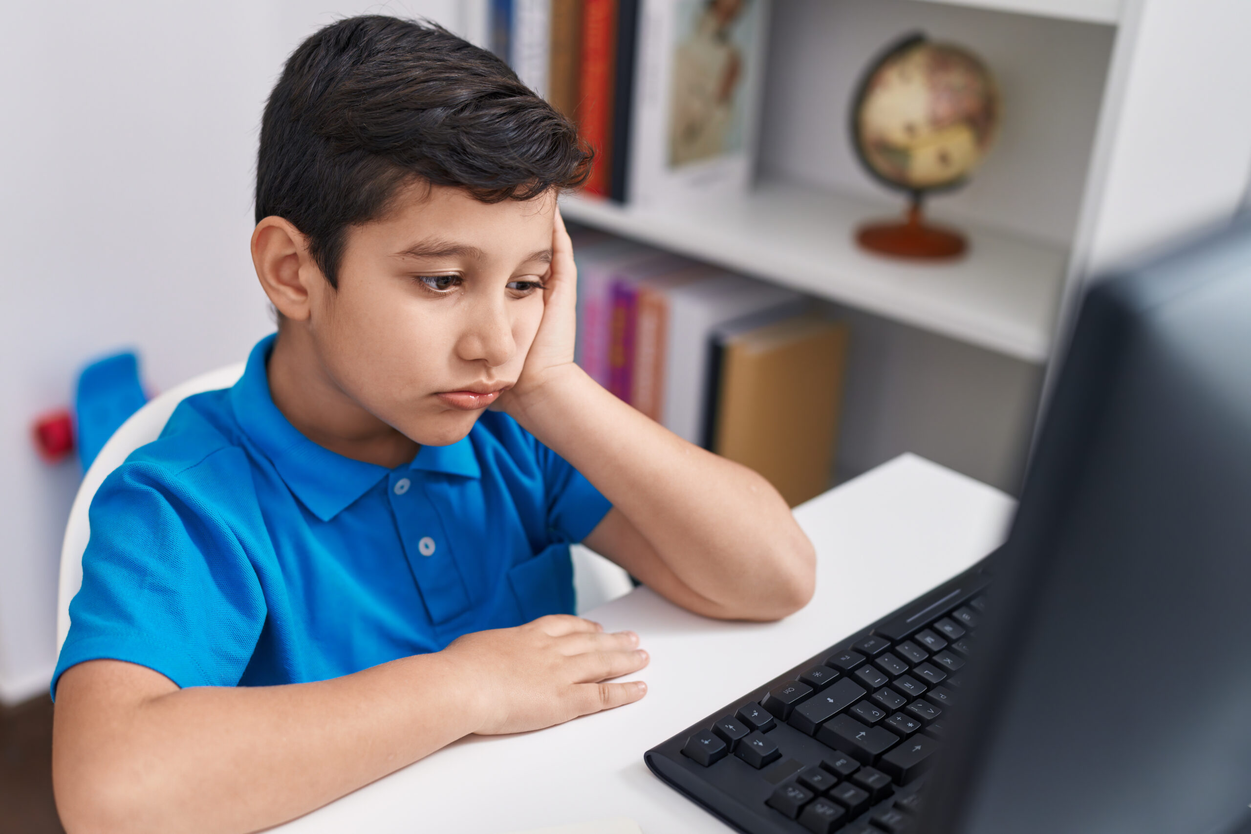 Criança cansada ao estudar. Por que meu filho não gosta de estudar inglês? Foto/Reprodução: Freepik.